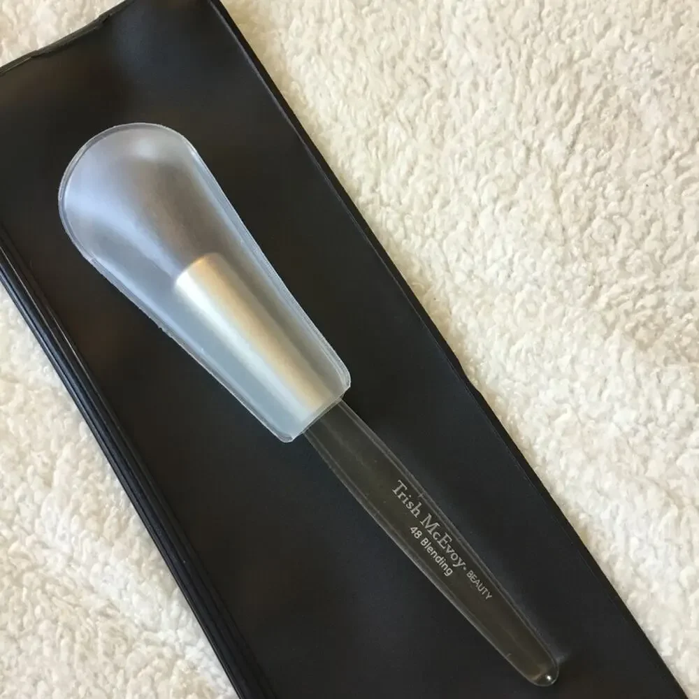 Trish McEvoy Clear Handle Blending Brush with Silver Ferrule